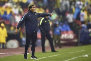 Así se vivió tanto en la cancha como en la cancha la rivalidad entre Águilas y Pumas la noche del sábado en el Azteca.
