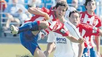 <b>AGILIDAD. </b>Andreu salta para llevarse el balón en el partido del pasado domingo en Valdebebas.