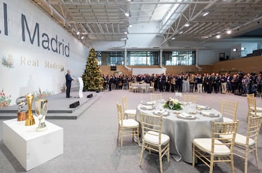 Los trabajadores de diferentes medios de comunicación escuchan atentos el discurso del presidente del Real Madrid, Florentino Pérez.