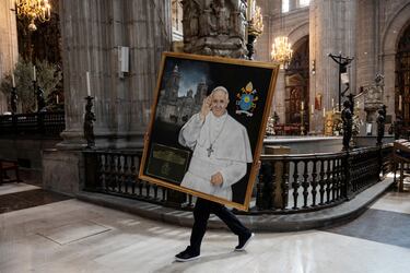 Un trabajador de la iglesia lleva un retrato del difunto Papa Francisco durante una misa conmemorativa en la catedral principal, en la Plaza del Zócalo, en la Ciudad de México. El Papa Francisco falleció el 21 de abril de 2025 a los 88 años, un día después de su esperada aparición en la Plaza de San Pedro el Domingo de Pascua, según informó el Vaticano en un comunicado.