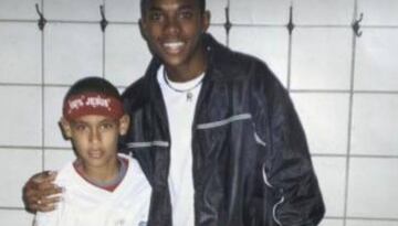 Canterano del Santos, Neymar se acercó a su referente en el club paulista, Robinho, para hacerse una foto junto a él