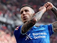 FREIBURG (Germany), 07/03/2026.- Alejandro Grimaldo of Leverkusen celebrates after scoring the 2-2 equalizer during the German Bundesliga soccer match between SC Freiburg and Bayer 04 Leverkusen in Freiburg, Germany, 07 March 2026. (Alemania) EFE/EPA/RONALD WITTEK CONDITIONS - ATTENTION: The DFL regulations prohibit any use of photographs as image sequences and/or quasi-video.