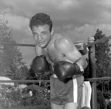 Jake LaMotta, 'Toro Salvaje', naci車 en Nueva York en 1921. Pele車 en 106 combates de los que gan車 83 (30 por KO). Su gran rival fue Sugar Ray Robinson, al que gan車 la segunda vez que se enfrentaron siendo el primer boxeador que consegu赤a vencerle.
El 16 de junio de 1949 consigui車 por KO el t赤?tulo mundial de los pesos medios ante Marcel Cerdan. En la tercera defensa del t赤tulo, el 14 de febrero de 1951, perdi車 ante Sugar Ray Robinson en una pelea que se bautiz車 como 'La matanza de San Valent赤n' debido a su crudeza. El 14 de abril de 1954 se subi車 al ring por 迆ltima vez.
Despu谷s de su retirada compr車 un club nocturno. Tras perderlo por diversos problemas legales inici車 una carrera como comediante.
La pel赤cula basada en su vida, Toro Salvaje, tuvo 8 nominaciones a los ?scar y se llev車 2 estatuillas (mejor montaje y mejor actor para Robert DeNiro).