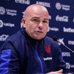 Paco López: "El Sevilla es favorito por muchas cosas"