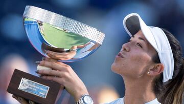 -FOTODELDIA- AME7859. MONTERREY (M&Eacute;XICO), 07/04/2019.- La tenista espa&ntilde;ola Garbi&ntilde;e Muguruza posa con el trofeo de finalista tras un partido contra la bielorrusa Victoria Azarenka, este domingo, durante el Abierto de Tenis de Monterrey (M&eacute;xico). EFE/ Miguel Sierra