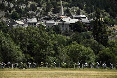 El pelotón durante la décimo octava etapa del Tour de Francia de 2017.