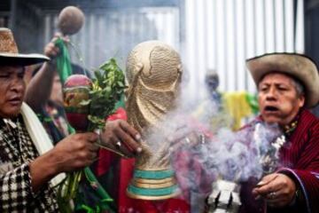 Chamanes peruanos realizan rituales al lado del Estadio Nacional de Lima. 