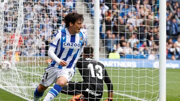 SAN SEBASTIÁN, 13/05/2023.- El centrocampista de la Real Sociedad DAvid Silva celebra su gol ante el Girona, segundo del equipo, durante el partido de Liga que disputan este sábado en el Reale Arena de San Sebastián. EFE/ Javier Etxezarreta
