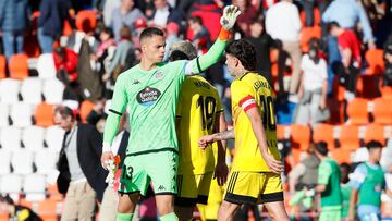El portero Whalley saludo al centrocampista rojillo Gelabert al final del partido.