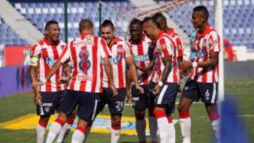 Macnelly (izquierda), Cuéllar (número 8) y Toloza (izquierda), figuras de Junior contra Santa Fe.