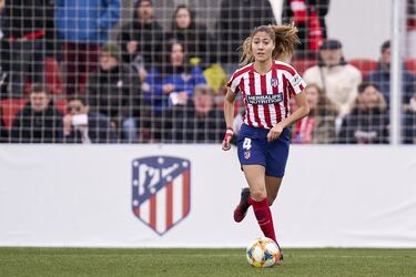 Laia Aleixandri (19 años) es de esas jugadoras que nunca fallan. Formada en La Masía y tras dar sus primeros pasos en el Barça, la zaguera dio el salto al Atlético para confirmarse como una de las defensas a seguir en estos años. Con un buen juego con ambos pies, la catalana ha cuajado actuaciones excepcionales al máximo nivel. Un rendimiento que no sólo ha presentado como rojiblanca, sino que también con las categorías inferiores, recibiendo la llamada también de la Absoluta. Su cualidad más característica es la gran madurez que evidencia tomando rol de líder en la defensa del Atlético. 
