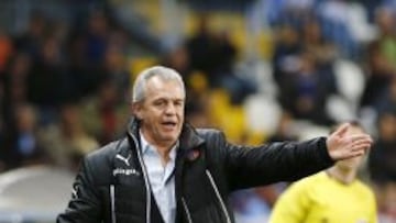 El entrenador mexicano del Espanyol, Javier Aguirre, durante el encuentro correspondiente a la jornada 30 de primera división, que han disputado esta noche frente al Málaga en el estadio de La Rosaleda, en Málaga.