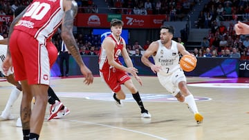 ZARAGOZA, 02/11/2025.- El base del Madrid Facundo Campazzo (d) ante la defensa del escolta Joaquín Rodríguez (c), del Casademont Zaragoza, durante su partido de la Liga ACB de baloncesto disputado este domingo en el Pabellón Príncipe Felipe de Zaragoza. EFE/ Javier Cebollada