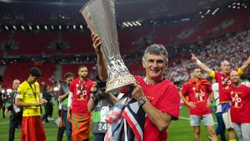 José Luis Mendilibar celebra la Europa League.