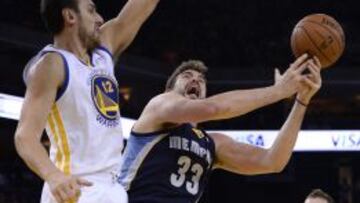 Andrew Bogut de Golden State Warriors disputa el balón con Marc Gasol.
