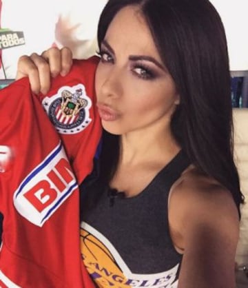 ¿Quién gana este duelo de bellezas previo al duelo tapatío entre Chivas y Atlas, Jimena Sánchez o Gretell Valdez.