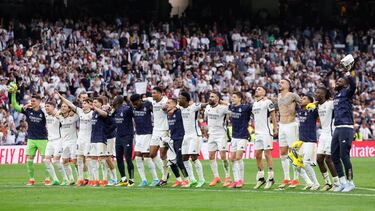 Los jugadores del Madrid festejan su triunfo ante el Cádiz.