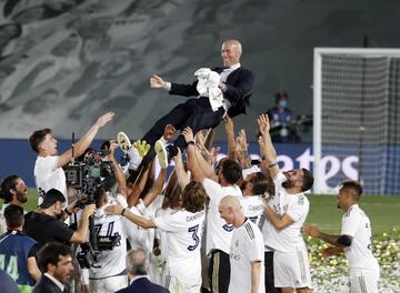 La tercera Liga que empezaba Zidane desde el banquillo empezaba mal para los seguidores blancos. Mal por los resultados de la pretemporada, coronada con una debacle en Miami ante el Atlético de Madrid. Los de Simeone golearon a su histórico archienemigo con un resultado feroz (7-3) que hacía rumiar que algo peor se estaba barajando para una temporada que tenía que servir de revulsivo tras una campaña anterior que vio desfilar hasta a tres inquilinos por el banquillo blanco: Lopetegui, Solari y el propio Zidane. Así las cosas, el partido de debut tampoco parecía ser fácil a primera vista. Sin embargo, los de Zidane, liderados por un Bale en estado de gracia, se imponían en Vigo con un marcador prometedor (1-3), Sin embargo, los blancos comenzaron a enlazar resultados (que no juego) hasta que en la novena jornada cayó en Mallorca. Allí, con un gol encajado a los 7 minutos de partido, sobrevino la primera gran crisis de la campaña: el Madrid viajaba a Turquía en Champions con la necesidad imperiosa de ganar para poder seguir optando a pasar de fase. Ante el Galatasaray brilló de manera espectacular Thibaut Courtois, que con tres prodigiosas intervenciones, mantuvo al equipo en la competición. Sería el punto de inflexión de los de Zidane, que encarrilarían 15 encuentros seguidos sin perder (lo harían ante el Levante, con un gol encajado en el último tramo de partido). Los madridistas volverían a perder ante el Betis en el último encuentro antes del parón por la pandemia del Coronavirus. Los 11 partidos restantes se jugarían en el estadio Alfredo Di Stéfano, el lugar conde juega el Castilla y donde Zizou empezó a graduarse en el banquillo blanco. No le había ido mal entonces, y no le iría mal ahora…  Pero tras dos meses de parón de todas las competiciones, los blancos volvieron con el colmillo afilado: ganaron diez partidos de diez posibles, remontando los dos puntos que les aventajaba el Barcelona para acabar superando a los de Quique Setién. Zidane ganaba su segunda Liga (en tres temporadas completas), pero alterando su librillo: ha dispuesto partidos utilizando un sistema 1-4-4-2, otras veces ha usado un 1-4-3-3, más habitual cuando estaba Cristiano en el equipo, otras veces ha colocado cinco centrocampistas… ha crecido a la hora de leer el partido, se le ha visto más suelto a la hora de hacer variaciones durante un encuentro. Ha dispuesto prácticamente de todos los miembros de su plantilla, volviendo a la famosa Unidad B de la campaña 2016-17, algo que han agradecido los jugadores. Al irse Cristiano (aseguraba 30 goles por campaña), la tarea de marcar se ha repartido entre todos los jugadores: salvo Militao y los tres porteros, todos los jugadores han marcado al menos un gol. Y a la hora de defender, apareció Courtois, que desde la derrota en Mallorca, selló su portería: la dejó sin perforar en 18 ocasiones. Y para manejar con puño de hierro en guante de seda se apoyó en dos pilares básicos: los capitanes Sergio Ramos, un auténtico mariscal tanto dentro como fuera de los terrenos de juego, y Karim Benzema, compatriota suyo y azote de las metas rivales. El tercer pivote es Casemiro, silencioso, laborioso y jefe en la oscuridad del vestuario. Y tras tres años de ausencia, los blancos volvieron a abrir el cajón donde guardan las Copas de la Liga.