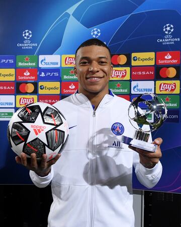 Kylian Mbappé con el balón de su hat-trick y el trofeo de jugador del partido