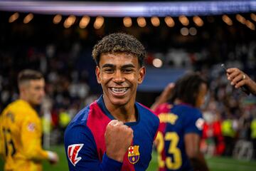 Lamine Yamal celebrando la victoria del Barcelona sobre el césped del Bernabéu.