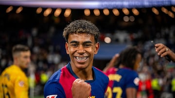 Lamine Yamal celebrando la victoria del Barcelona sobre el césped del Bernabéu.
