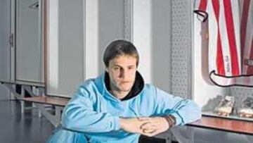 <b>ABATIDO. </b>Carlos Gurpegi visitó con AS el vestuario de La Catedral, donde su taquilla está vacía desde hace casi once meses.