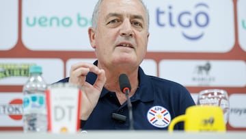 AME676. YPANÉ (PARAGUAY), 19/03/2025.- El seleccionador de Paraguay, Gustavo Alfaro, habla durante una rueda de prensa este miércoles, en el Centro de Alto Rendimiento (Carde) en Ypané (Paraguay). EFE/ Juan Pablo Pino