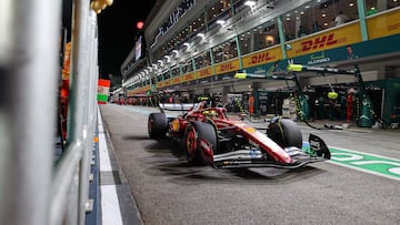 Lewis Hamilton con el Ferrari de F1 en el GP de Singapur de Fórmula 1.