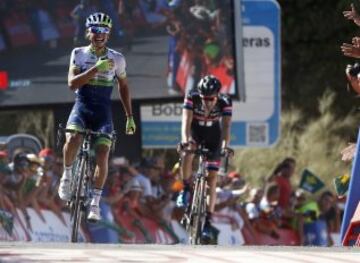 El ciclista colombiano del equipo Orica Esteban Chaves se proclama vencedor de la segunda etapa de la Vuelta Ciclista a España, con salida en Alhaurín de la Torre y llegada en Caminito del Rey, con una distancia de 158'7 kilómetros. 