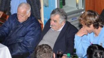 Mujica visit&oacute; a la selecci&oacute;n en el Complejo Uruguay Celeste el 2 de junio, antes de que partieran hacia el Mundial. Les habl&oacute; de su fuga de la c&aacute;rcel de Punta Carretas y les advirti&oacute;: &ldquo;Est&eacute;n tranquilos, muchachos, no van a la guerra&rdquo;. Tambi&eacute;n les previno contra el fanatismo...