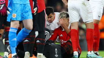 The Argentine defender was stretchered down the Old Trafford tunnel and Erik ten Hag admitted that he expects him to miss the next game, at least.