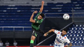 Atletico Nacional's midfielder Robert Mejia (L) and Nacional's defender Leonardo Rivas (R) fight for the ball during the Copa Libertadores' second round first leg football match between Paraguay's Nacional and Colombia's Atletico Nacional at the Defensores del Chaco stadium in Asuncion on February 21, 2024. (Photo by NORBERTO DUARTE / AFP)