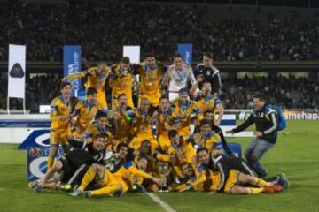 Apenas el pasado 13 de diciembre, los Tigres consiguieron su cuarto título de Liga a costa de los Pumas, a quienes vencieron en serie de penales luego de un empate global 4-4 en la Final del Apertura 2015, la cual resultó más dramática y emocionante de lo esperado. Además, los de la UANL se coronaron por segunda vez en su historia en Ciudad Universitaria, tal y como lo hicieron en la campaña 1977-78.