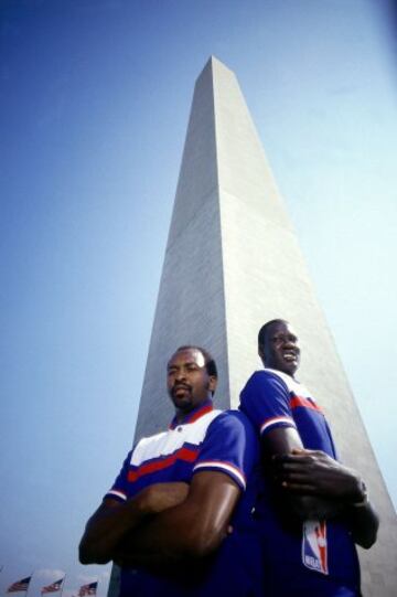 WASHINGTON - 1987: Moses Malone y Manute Bol de los Washington Bullets posan junto al monumento de Washington.