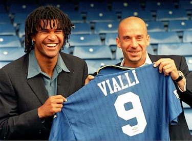 Gianluca Vialli junto a Ruud Gullit en su presentación como nuevo jugador del Chelsea Chelsea Football Club.
