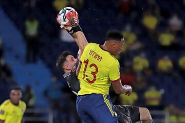 Con un gol en el último minuto, la Selección Colombia salvó un punto en el encuentro ante los dirigidos por Scaloni.  Luis Fernando Muriel y Miguel Borja anotaron. 