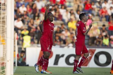 Los ‘Diablos’ siguen en un gran momento y ya consiguieron asaltar el primer lugar de la tabla general. Toluca ligó su sexto triunfo consecutivo en Liga MX luego de vender 1-2 a Lobos BUAP y ya podríamos decir que es un hecho que estarán en liguilla. Nunca un equipo se ha quedado fuera de los 8 primeros lugares con 27 unidades, cifra con la que ya cuentan los ‘Choriceros’. 