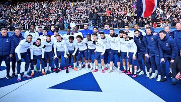 El PSG organiz¨® un entrenamiento de puertas abiertas en el Parque de los Pr¨ªncipes ante 30.000 personas para recibir el apoyo de su afici¨®n antes del cl¨¢sico del pasado d¨ªa 26 con el Olympique de Marsella. Las gradas desplegaron una pancarta con el mensaje "puede pasar una vez, no dos, s¨¦ despiadado con ellos" y otra que rezaba "Kylian, sin piedad".