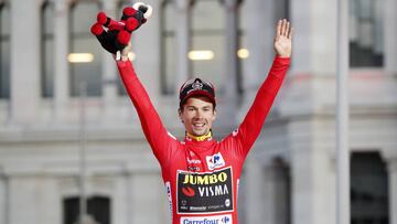 El ciclista esloveno del Jumbo-Visma Primoz Roglic posa con el jersey rojo de campeón de La Vuelta 2019 en Madrid.