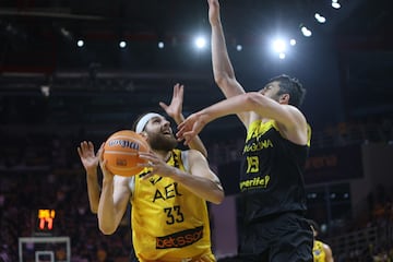Shermadini trata de taponar a Golden.