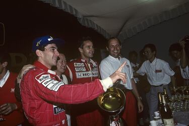Mónaco fue el circuito fetiche para Senna, pero Suzuka fue el que le dio sus mayores alegrías: sus tres títulos. El tercero y último llegaría en 1991, también en la penúltima carrera, pero su rival esta vez no sería Prost, sino Mansell, y no partía primero, sino segundo por detrás de Berger, su nuevo compañero en McLaren. El británico salía tercero, necesitaba ganar para llegar al final de Australia con opciones y se fue fuera en la vuelta nueve al intentar pasar a Ayrton, quien luego dejaría ganar en meta al austriaco como gesto de agradecimiento por su ayuda durante el año.