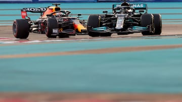 Mercedes' British driver Lewis Hamilton drives ahead of Red Bull's Dutch driver Max Verstappen at the Yas Marina Circuit during the Abu Dhabi Formula One Grand Prix on December 12, 2021. (Photo by Giuseppe CACACE / AFP)