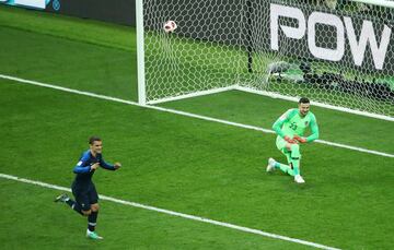 La polémica llegó en el minuto 35 un córner de Francia termina golepando el brazo de Perisic. El árbitro Néstor Pitana, tras consultar con el VAR pitó penalti y Griezmann desde los 11 metros no falló ante Subasic