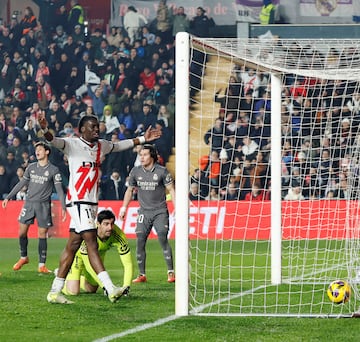 El central rayista estaba en el sitio adecuado para sorprender al Real Madrid. Su buen partido atrás, a pesar de los goles encajados, hizo que el Real Madrid tuviera que buscar disparos de media distancia.