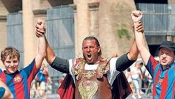 <b>CIUDAD ETERNA. </b>Aficionados del United y del Barça se fotografiaron en lugares típicos de Roma como el Coliseum y la Fontana di Trevi.