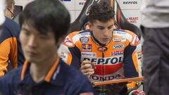 Marc M&aacute;rquez en el box del Repsol Honda durante los test de Qatar.