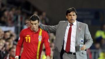 Wales&#039; Gareth Bale (L) kicks the ball next to manager Chris Coleman (L) during their World Cup 2014 qualifying soccer match against Scotland at the Cardiff City Stadium, in Cardiff October 12, 2012. REUTERS/Rebecca Naden (BRITAIN - Tags: SPORT SOCCER WORLD CUP)