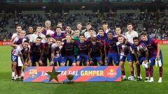 Los jugadores del FC Barcelona posan con el trofeo tras la 58 edición del Trofeo Joan Gamper.