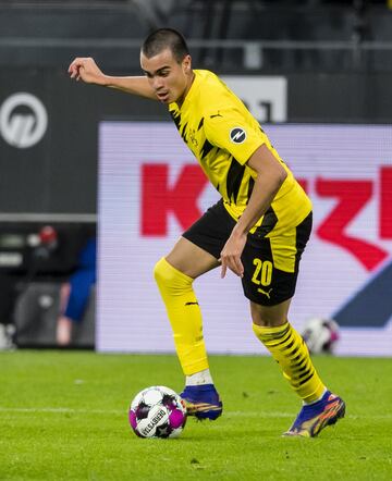 Reinier sigue instalado en un laberinto cuya salida esconde un futuro incierto. En enero tuvo ofertas para cambiar de aires y dejar atr¨¢s el calvario que supone el ostracismo perenne que vive en el Borussia Dortmund. No sali¨® por la delgadez de la plantilla de la que dispone Marco Rose, pero la llave que cerraba el mercado invernal no ha servido para abrirle una puerta de oportunidades. El mediapunta brasile?o, adem¨¢s, cuenta con en h¨¢ndicap del fracaso europeo del equipo. En total acumula 314 minutos, pero solamente 63' (los ¨²ltimos nueve ante el Augsburgo el 27 de febrero) en Bundesliga , ¨²nica competici¨®n en la que est¨¢n vivos los borussen.