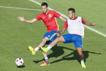 Busquets y Thiago.